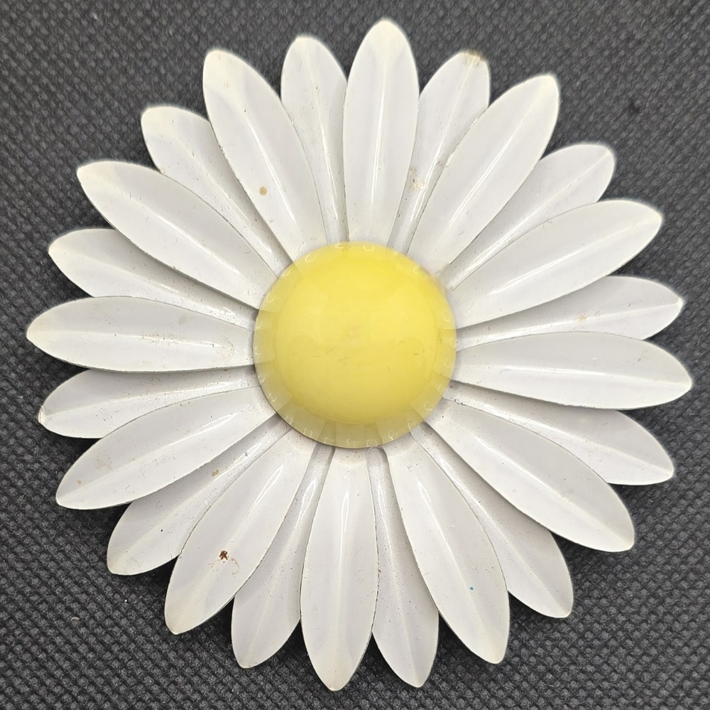 Vintage Metal Daisy Brooch Enamel Flower Pin 3" Retro (S1)